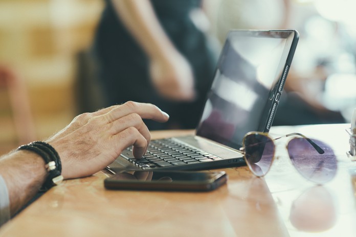 sunglasses-hand-smartphone-desk